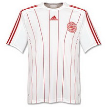 Foto de la camiseta de fútbol oficial de Dinamarca