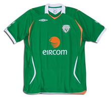 Foto de la camiseta de fútbol oficial de Irlanda
