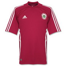 Foto de la camiseta de fútbol oficial de Letonia