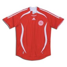 Foto de la camiseta de fútbol oficial de Dinamarca
