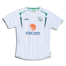 Foto de la camiseta de fútbol oficial de Irlanda